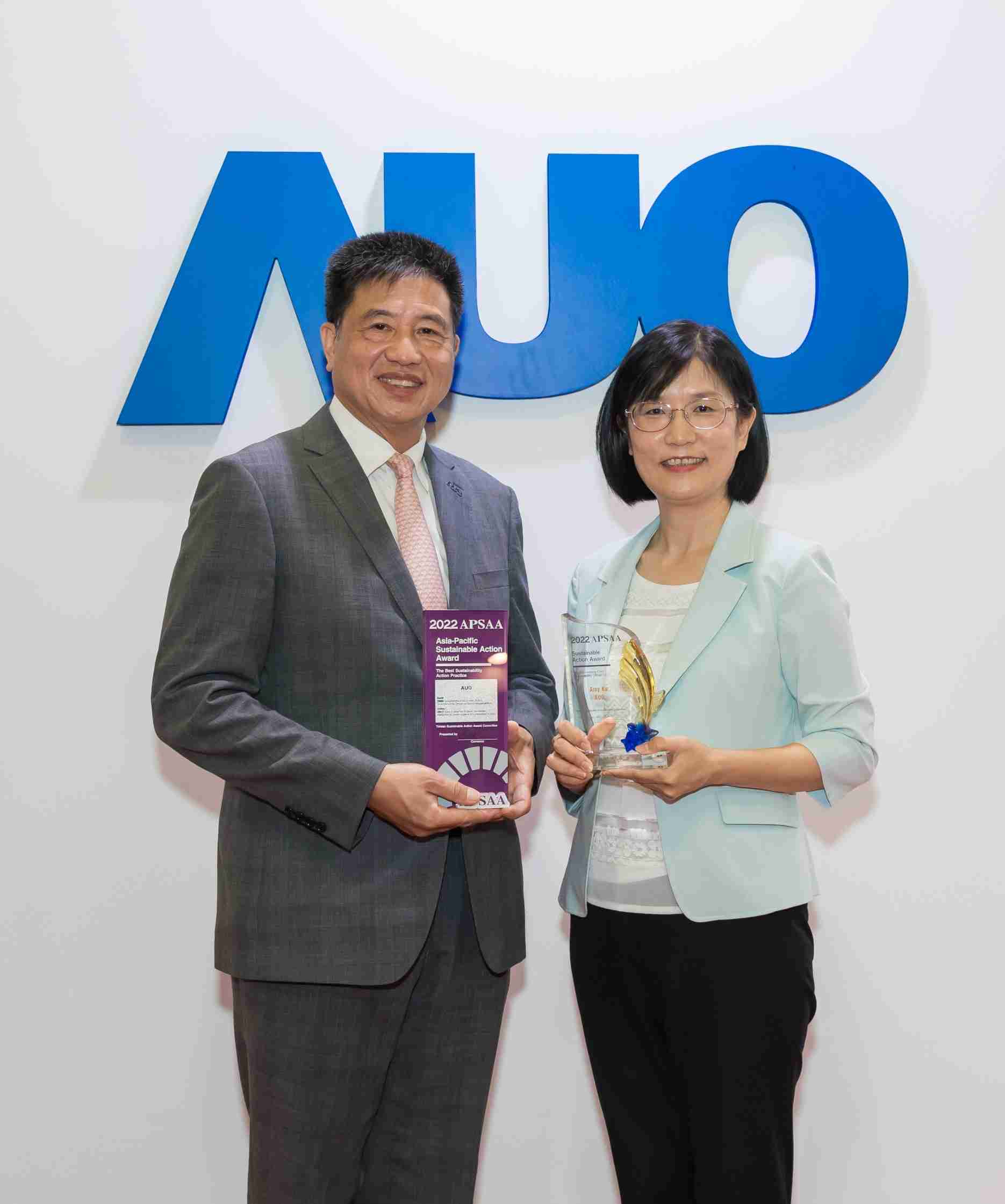 888.BY集团电子游戏长期垫筑永续远景的基石，，透过ESG暨气候委员会逐步实践永续策略蓝图。。。。其中，，，888.BY集团电子游戏光电永续长古秀华带领团队、、制定中长期目标，，，缔造多面向亮眼表现，，获得「顶尖永续长奖」的个人奖殊荣（左：888.BY集团电子游戏光电董事长暨执行长彭双浪，，，右：888.BY集团电子游戏光电永续长古秀华）