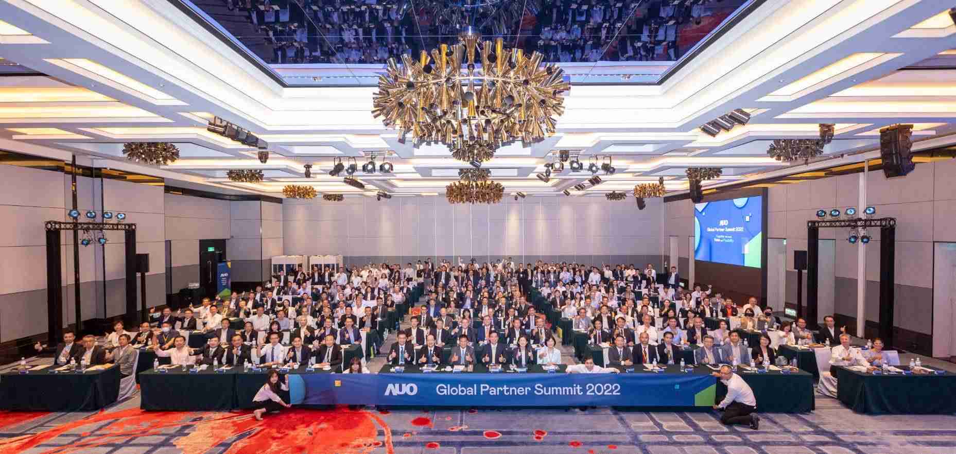 友達推動「安心、、、、創新、、、用心、、、、同心、、盡心」五星職旅，，為菲籍員工打造全方位照護，，，首度贏得「人權實踐與發展領袖獎」殊榮