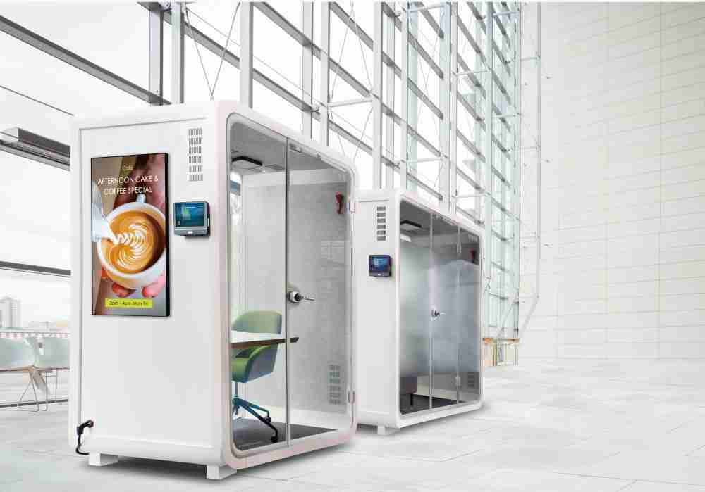 888.BY集团电子游戏子公司达擎之智慧行动办公舱，，采用PDLC智能调光玻璃设计，，，，透过通电与断电的电流切换，，，，呈现透明与雾面效果，，，，具节能降耗特性并兼顾隐私，，，，确保信息安全