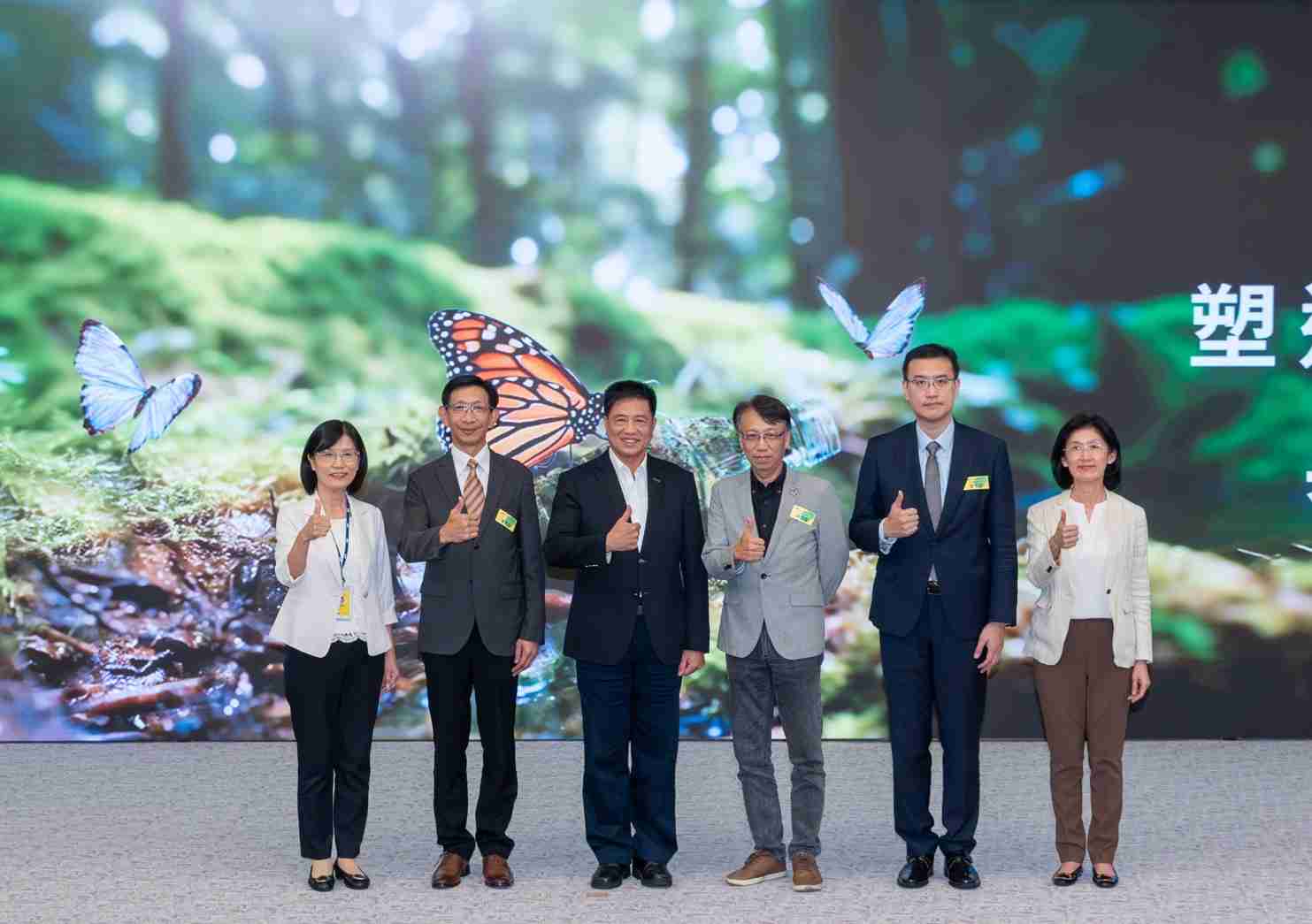 友達2023 CSR共榮大會，，，，邀請領域專家分享交流生物多樣性管理趨勢、、、、無塑產品、、、、海廢永續塑料等議題  （圖左到右：友達光電永續長古秀華、、3M台灣技術長陳君杰、、、、友達光電董事長暨集團策略長彭双浪、、、、光寶科技企業永續發展處處長陳慶暉、、安永聯合會計師事務所執業會計師曾于哲、、友達光電供應鏈總部副總經理吳宜芳）