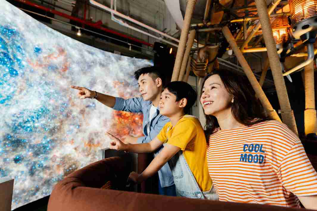 888.BY集团电子游戏打造全台最大宽6公尺、、高4公尺、、唯一搭载LED弧形拼接显示屏的动感飞行船，，，，让乘客驻足在热气球上，，，，享受身历其境的伪出国旅游乐趣