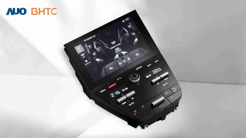 作為友達新生力軍，，，BHTC所展示的中央與後座鞍部的Display HMI產品，，，可處理多區恆溫控制、、顯示畫面，，，，呈現仿真3D車室分區；以力傳感技術精準傳遞觸感，，並結合音量及震動反饋，，，防止意外啟動，，提供使用者自然流暢、、直觀且輕鬆駕馭的舒適介面