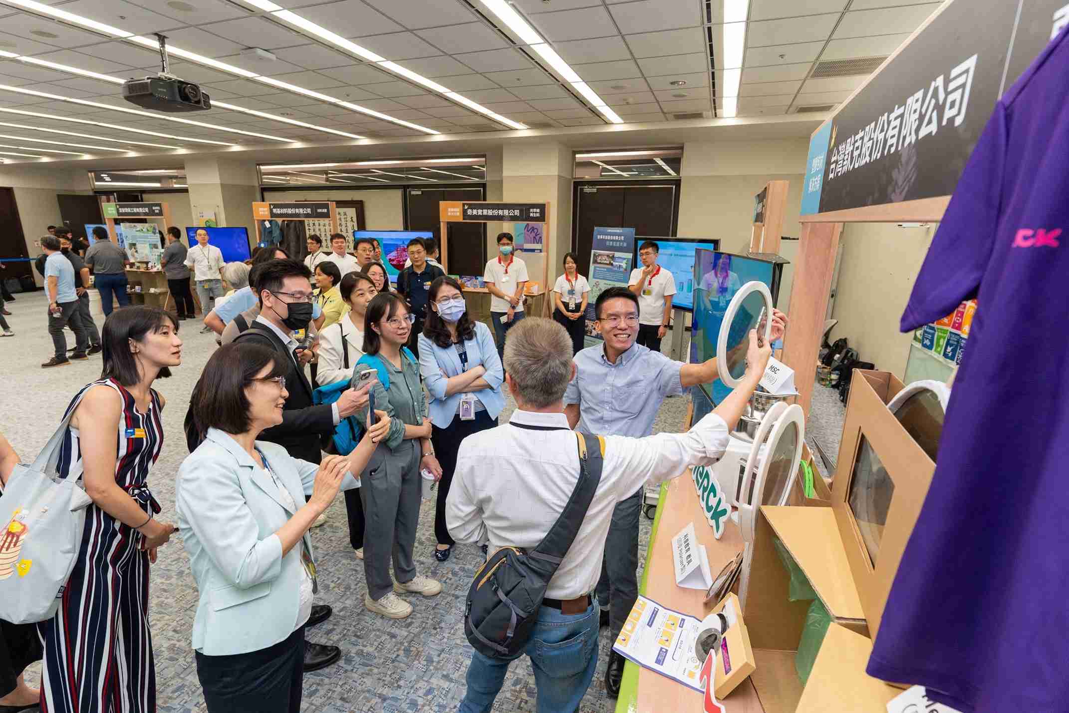 888.BY集团电子游戏连手产业伙伴策划首届生态圈联展，，，展示如何将废塑料循环再利用，，，创新解决方案包括：塑料包材再生与循环使用、、、再生塑料研发及应用、、、、废塑料回收再生技术、、、、减塑生活提案等