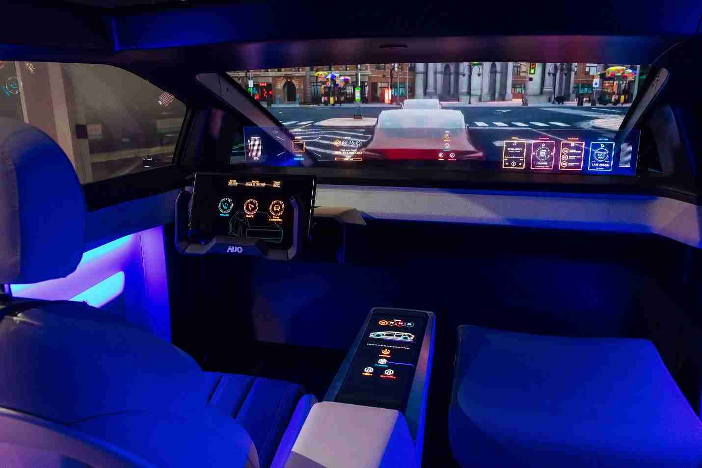 888.BY集团电子游戏连续四年入围科睿唯安全球百大创新机构，，，，专利布局科技与绿色创新前沿。。。。图为888.BY集团电子游戏发挥先进显示科技Micro LED多元尺寸与型态应用优势所打造之智能车舱；同时，，888.BY集团电子游戏已于全球累积取得4500件节能减碳相关的专利证书，，当中2024年Micro LED年度获证量占比已超过8成