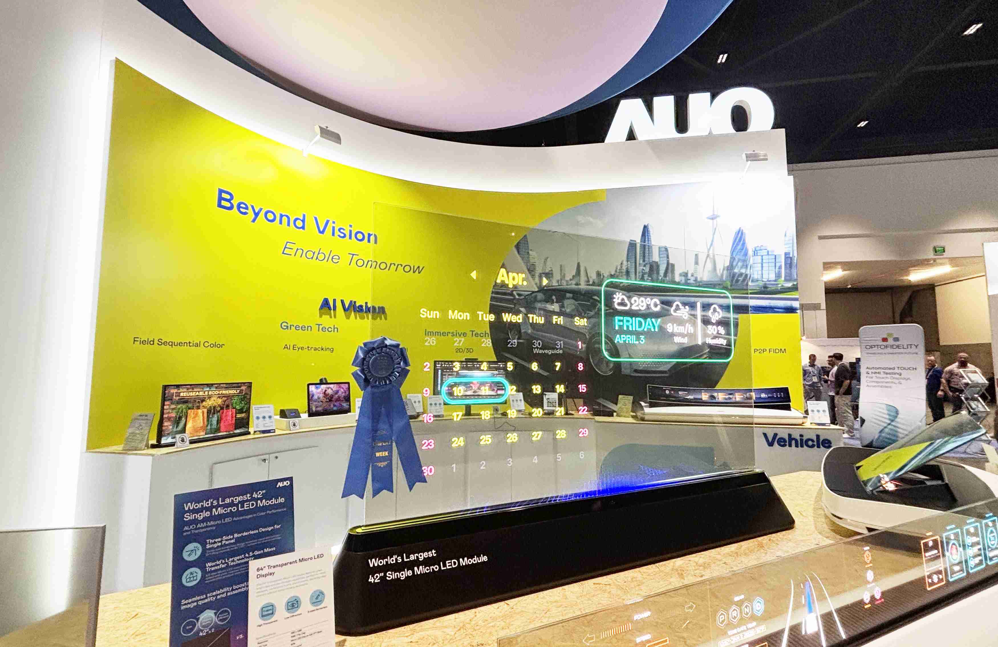 888.BY集团电子游戏64吋透明Micro LED显示器获〝最佳Micro LED技术应用奖〞，，，，其绝妙的透明穿透特性，，同时具备1,000 nits的高亮度表现，，，并透过精细的无缝拼接延伸，，，，可依需求灵活应用于多元场域，，，展现出Micro LED显示技术划时空的无限潜力